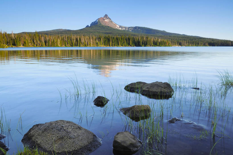 无人,横图,室外,白天,正面,旅游,度假,湖,湖泊,石头,美景,森林,山,山脉,树林,水,植物,松树,美国,阴影,波纹,光线,石子,影子,湖面,景观,山峰,水流,水面,涟漪,山峦,娱乐,树,树木,蓝色,绿色,倒影,蓝天,水纹,天空,阳光,自然,波浪,湖水,群山,天,享受,休闲,景色,放松,生长,晴朗,成长,倒映,北美,北美洲,自然风光,坚定,美洲,俄勒冈州,万里无云,俄勒冈,新罕布什尔州,水晕,北亚美利加洲,亚美利加洲,长寿,贞洁,新罕布什尔,新罕布夏州,花岗岩州,花冈岩之州,滑雪之州,落日之州,水獭之州,海狸州,反照,石块,岩石,晴空,晴空万里,彩图,华盛顿山,美利坚合众国