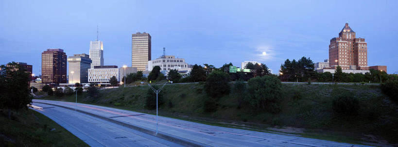 无人,家,高楼大厦,横图,全景,室外,白天,正面,度假,草地,草坪,美景,天际线,植物,城市风光,城市,大厦,道路,建筑,路,路灯,摩天大楼,公路,照明,美国,阴影,光线,影子,房屋,屋子,景观,落日,公寓,灯光,分界线,停车线,交通,娱乐,建设,洋房,楼房,住宅,灯,草,树,树木,蓝色,绿色,蓝天,天空,自然,天,享受,休闲,景色,放松,生长,晴朗,成长,车行道,车行道分界线,照亮,北美,北美洲,照明设备,标线,美洲,车行线,俄亥俄州,万里无云,北亚美利加洲,亚美利加洲,俄亥俄,七叶树州,七叶果之州,夕照,萨米特县,晴空,晴空万里,夕阳,马路,彩图,房子,大楼,高层建筑,高楼,摩天楼,县治,阿克伦,美利坚合众国,斜阳