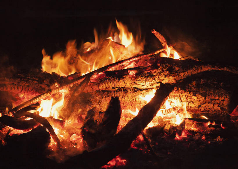 无人,横图,室外,特写,夜晚,正面,热情,火,一堆,堆叠,堆积,朦胧,模糊,火焰,木材,燃烧,木柴,木料,堆,篝火,露营,野营,宿营,彩图,营火