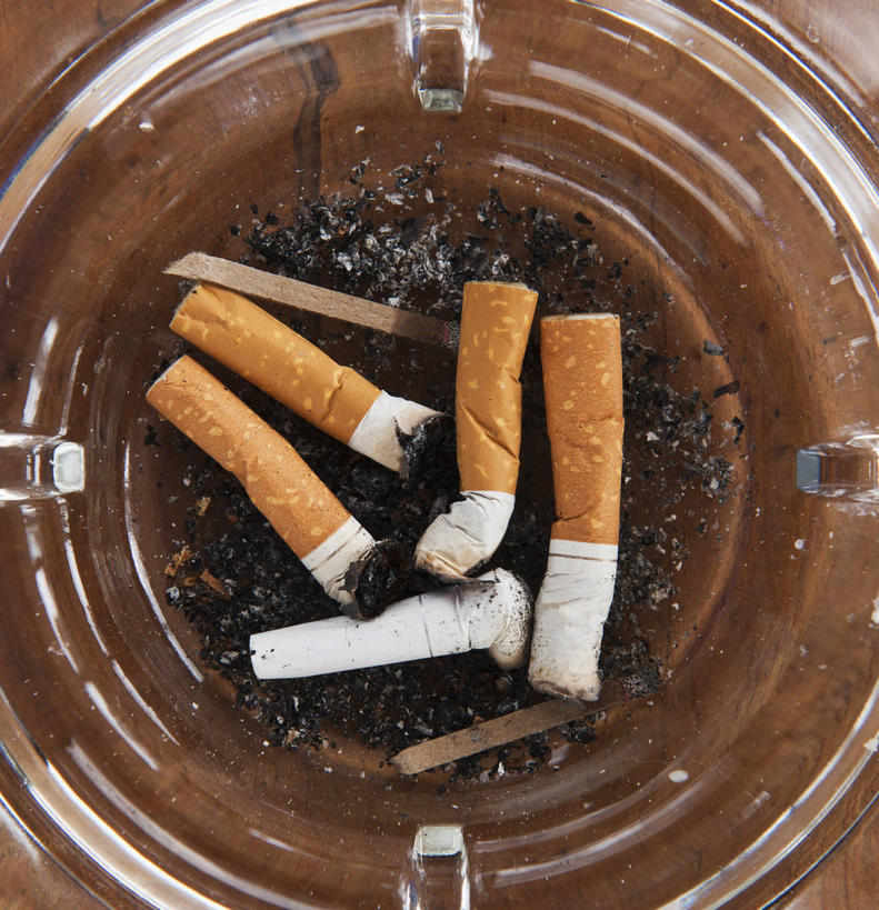 无人,竖图,俯视,室内,特写,白天,桌面,桌子,静物,香烟,玻璃,许多,阴影,反射,木制,影子,很多,玻璃制品,一个,木制品,烟,摄影,影棚,单个,烟灰缸,烟蒂,烟碟,烟盅,卷烟,烟草,纸烟,彩图,高角度拍摄,影棚拍摄,拍摄,烟屁