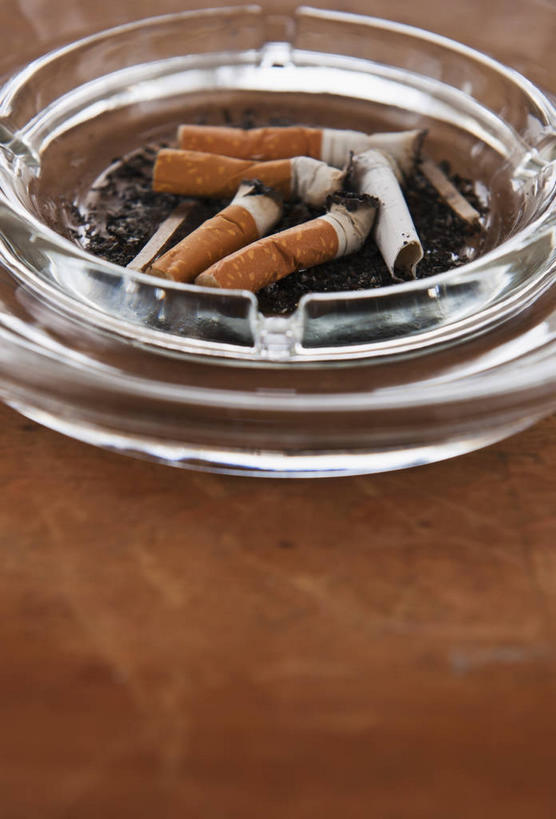 无人,竖图,俯视,室内,特写,白天,桌面,桌子,静物,香烟,玻璃,许多,阴影,反射,木制,影子,很多,玻璃制品,一个,木制品,烟,摄影,影棚,单个,烟灰缸,烟蒂,烟碟,烟盅,卷烟,烟草,纸烟,彩图,高角度拍摄,影棚拍摄,拍摄,烟屁