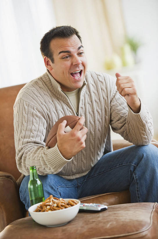 点心,啤酒,西方人,一个人,客厅,坐,笑,微笑,露齿笑,竖图,室内,白天,正面,锻炼,成功,运动,合作,团队,信心,竞争,橄榄球,沙发,欧洲,欧洲人,仅一个男性,仅一个人,仅一个中年男性,一堆,握,堆叠,堆积,服装,裤子,欢呼,陶瓷,食品,陶瓷制品,酒类,速度,拿,拿着,注视,牛仔裤,休闲装,鼓励,运动器械,队伍,开关,玻璃制品,酒,酒瓶,食物,饮料,衣服,按钮,玻璃瓶,瓶子,容器,碗,遥控器,零食,观察,加油,看,手势,握拳,休闲,休闲服,健身器械,啤酒瓶,力量,平衡,打气,握着,服饰,观看,储藏,堆,协调,控制,调节,察看,一瓶,起居室,喝彩,成就,储存,关注,鼓舞,健身器材,灵敏,合伙,柔韧,美式橄榄球,耐力,客堂,体育,美式足球,按键,男人,男性,中年男性,白种人,坐着,半身,彩图,健身,贮存,运动器材,皮沙发