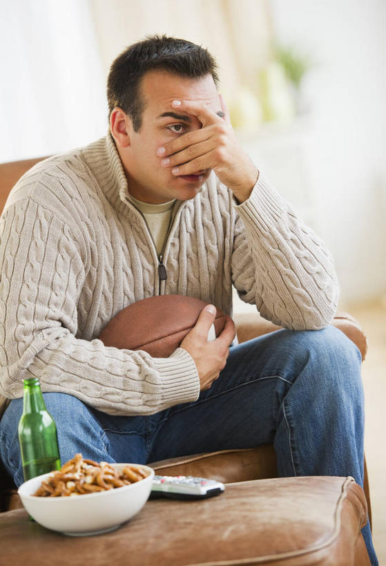 点心,啤酒,西方人,一个人,客厅,坐,竖图,室内,白天,正面,锻炼,成功,运动,合作,团队,信心,竞争,橄榄球,沙发,欧洲,欧洲人,仅一个男性,仅一个人,仅一个中年男性,一堆,握,堆叠,堆积,服装,裤子,陶瓷,食品,陶瓷制品,酒类,速度,拿,拿着,注视,牛仔裤,休闲装,运动器械,队伍,开关,玻璃制品,酒,酒瓶,食物,饮料,衣服,按钮,玻璃瓶,瓶子,容器,碗,遥控器,零食,观察,看,休闲,休闲服,健身器械,啤酒瓶,力量,平衡,握着,遮,遮掩,服饰,观看,储藏,堆,协调,控制,调节,察看,一瓶,起居室,掩盖,遮挡,成就,储存,关注,健身器材,灵敏,合伙,遮盖,柔韧,美式橄榄球,耐力,掩饰,客堂,体育,美式足球,按键,男人,男性,中年男性,白种人,坐着,半身,彩图,健身,贮存,运动器材,皮沙发