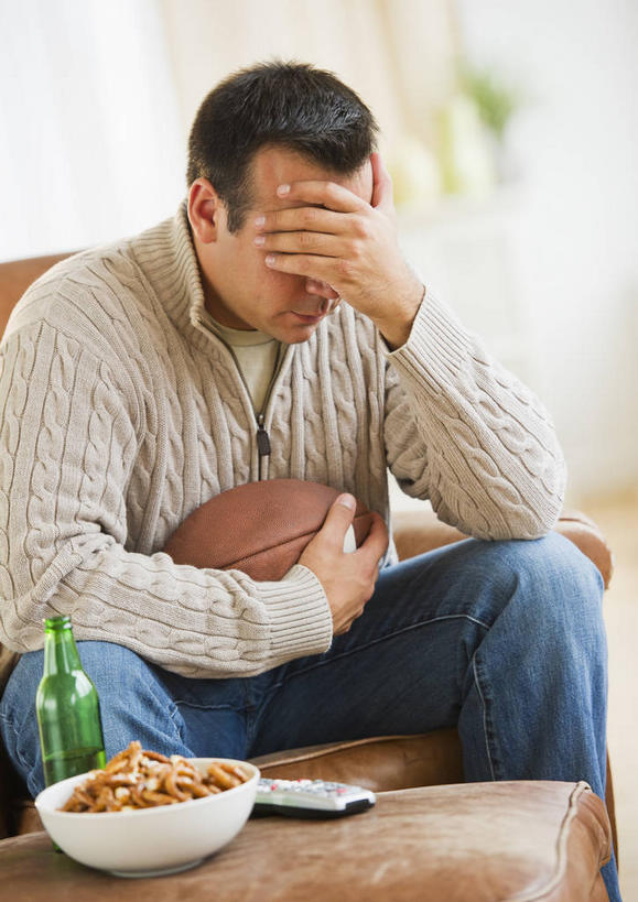 点心,啤酒,西方人,一个人,客厅,坐,竖图,室内,白天,正面,锻炼,成功,运动,合作,团队,信心,竞争,橄榄球,沙发,欧洲,欧洲人,仅一个男性,仅一个人,仅一个中年男性,一堆,握,堆叠,堆积,服装,裤子,陶瓷,食品,陶瓷制品,酒类,速度,拿,拿着,牛仔裤,休闲装,运动器械,队伍,开关,玻璃制品,酒,酒瓶,食物,饮料,衣服,按钮,玻璃瓶,瓶子,容器,碗,遥控器,零食,休闲,休闲服,健身器械,啤酒瓶,力量,平衡,握着,遮,遮掩,服饰,储藏,堆,协调,控制,调节,一瓶,起居室,掩盖,遮挡,成就,储存,健身器材,灵敏,合伙,遮盖,柔韧,美式橄榄球,耐力,掩饰,客堂,体育,美式足球,按键,男人,男性,中年男性,白种人,坐着,半身,彩图,健身,贮存,运动器材,皮沙发