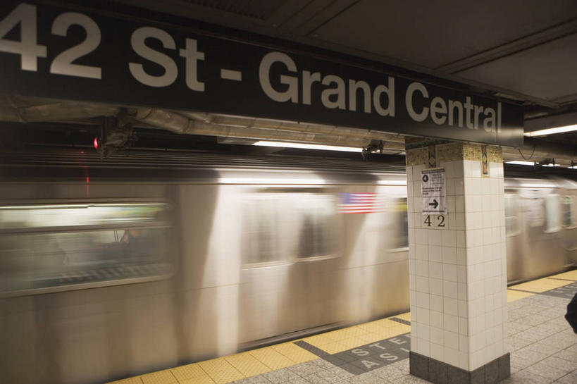 无人,横图,室内,白天,正面,度假,美景,窗户,城市风光,城市,地铁,车站,纽约,美国,一辆,阴影,朦胧,模糊,光线,英文,标志,文字,影子,字符,字母,景观,灯光,曼哈顿,站台,轨道交通,娱乐,标识,月台,中央车站,玻璃窗,车窗,享受,休闲,景色,放松,英文字母,北美,北美洲,美洲,阿拉伯文,纽约州,帝国之州,帝国州,北亚美利加洲,亚美利加洲,阿拉伯语,阿拉伯字母,大广场车站,大中央车站,大中央火车总站,彩图,地铁机动车,地下铁,轻轨,曼哈顿岛