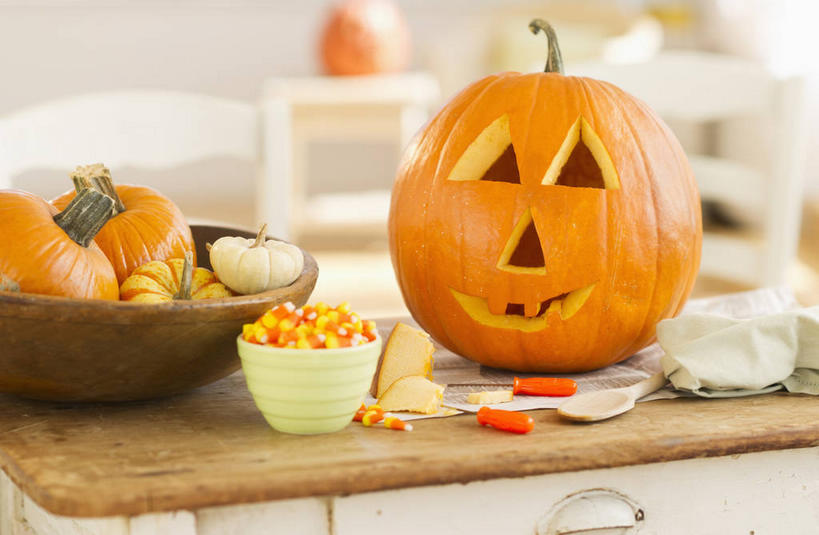 脸,头,脸颊,无人,横图,室内,特写,白天,正面,餐桌,桌子,南瓜,蔬菜,照明,一堆,许多,阴影,堆叠,堆积,节日,朦胧,模糊,庆祝,新鲜,装饰,反射,木制,影子,灯光,金瓜,食品,糖,糖果,甜点,甜品,软糖,文化,镂空,番瓜,灯,食物,木制品,容器,灯具,碗,甜食,庆典,南瓜灯,万圣节,有机食品,绿色食品,餐台,纪念,储藏,堆,华丽,修饰,麦瓜,倭瓜,照亮,点缀,照明设备,储存,衬托,美观,雅致,雅观,镂刻,头部,脸部,脸蛋,面部,彩图,玉米糖,贮存