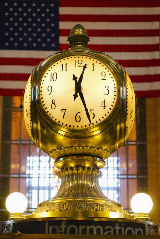 无人,竖图,室内,白天,仰视,旅游,度假,标志建筑,城市,地标,建筑,旗帜,国旗,纽约,美国,阴影,时间,光线,时钟,影子,灯光,曼哈顿,计时,娱乐,建设,中央车站,星条旗,钟表,享受,休闲,表,旅游胜地,放松,美国国旗,座钟,北美,北美洲,美洲,纽约州,帝国之州,帝国州,北亚美利加洲,亚美利加洲,大广场车站,大中央车站,大中央火车总站,旗,钟,彩图,低角度拍摄,美利坚合众国国旗,曼哈顿岛