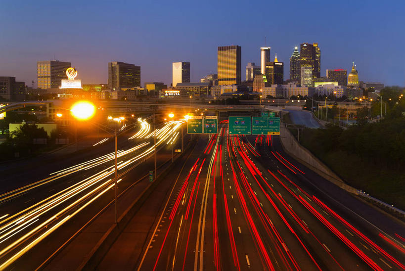 无人,高楼大厦,横图,室外,夜晚,正面,长时间曝光,度假,美景,城市风光,城市,大厦,道路,建筑,路,路灯,摩天大楼,夜景,公路,照明,美国,阴影,光线,影子,景观,高架,建筑群,灯光,分界线,停车线,交通,娱乐,建设,灯,享受,休闲,景色,放松,车行道,车行道分界线,照亮,北美,北美洲,照明设备,标线,美洲,曝光,高架桥,车行线,高架道路,跨线桥,亚特兰大,佐治亚州,首府,佐治亚,乔治亚州,南方帝国州,北亚美利加洲,亚美利加洲,亚特兰大市,马路,彩图,大楼,高层建筑,高楼,摩天楼