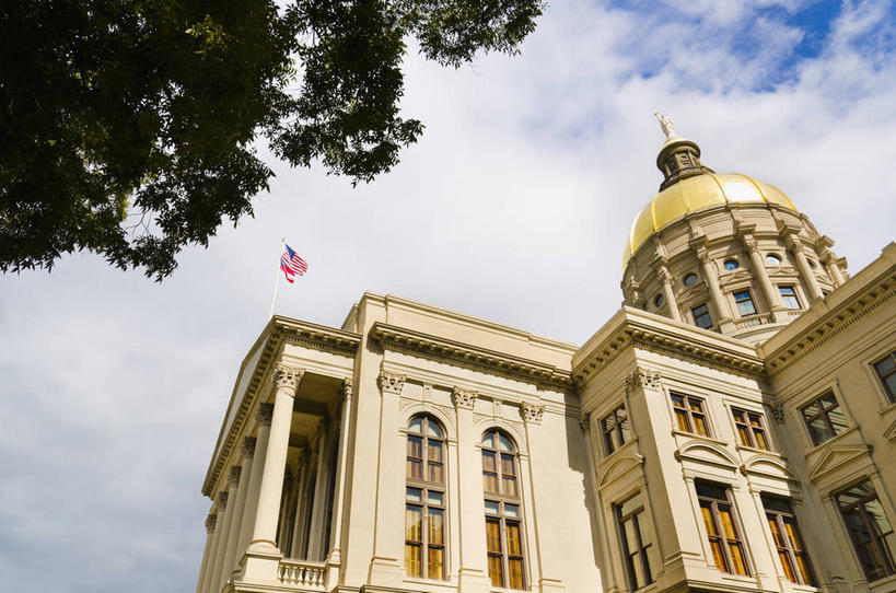 无人,横图,室外,白天,仰视,旅游,度假,植物,窗户,标志建筑,地标,建筑,旗帜,国旗,美国,阴影,飘扬,光线,影子,屋顶,云,云朵,云彩,顶棚,娱乐,建设,国会大厦,星条旗,玻璃窗,树,树木,蓝色,绿色,白云,蓝天,天空,阳光,自然,天,享受,休闲,旅游胜地,放松,美国国旗,生长,晴朗,成长,飘逸,北美,北美洲,飞扬,美洲,国会大楼,亚特兰大,佐治亚州,首府,佐治亚,乔治亚州,南方帝国州,议会大厦,议会大楼,首都大厦,州议会大厦,州政府,州会议厅,北亚美利加洲,亚美利加洲,亚特兰大市,旗,晴空,彩图,低角度拍摄,美利坚合众国国旗