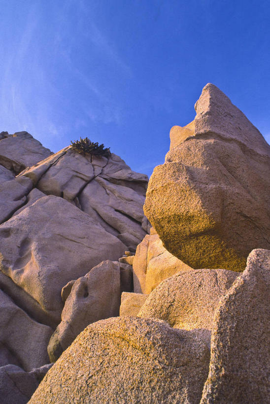 无人,竖图,室外,白天,仰视,旅游,度假,石头,美景,山,山脉,墨西哥,阴影,光线,石子,影子,景观,山峰,山峦,娱乐,蓝色,蓝天,天空,阳光,自然,群山,天,享受,休闲,景色,放松,晴朗,北美,北美洲,自然风光,美洲,万里无云,北亚美利加洲,亚美利加洲,墨西哥合众国,仙人掌王国,北下加利福尼亚,北下加利福尼亚州,下加利福尼亚州,石块,岩石,晴空,晴空万里,彩图,低角度拍摄