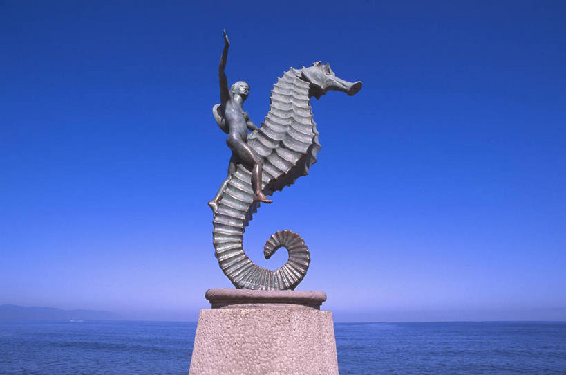 西方人,一个人,无人,坐,举,横图,室外,白天,仰视,民族服装,旅游,度假,海浪,海洋,标志建筑,地标,建筑,椅子,雕塑,墨西哥,欧洲,欧洲人,仅一个男性,仅一个人,阴影,艺术,装饰,光线,鱼,雕刻,雕像,影子,浪花,注视,娱乐,建设,鱼类,石雕,海洋生物,仅一个年轻男性,蓝色,蓝天,天空,阳光,海水,工艺品,天,观察,看,托,享受,休闲,旅游胜地,放松,晴朗,观看,纪念,海马,美术,察看,北美,北美洲,关注,水生动物,主题,美洲,水生物,陈列,海景,海底动物,万里无云,功能,美学,北亚美利加洲,亚美利加洲,墨西哥合众国,哈利斯科,哈利斯科州,巴亚尔塔港,男人,男性,年轻男性,白种人,大海,风浪,海,海水的波动,近岸浪,涌浪,晴空,晴空万里,举起,举手,举着,向上举,向上伸,向上托,坐着,彩图,低角度拍摄,全身,传统服装,民俗服