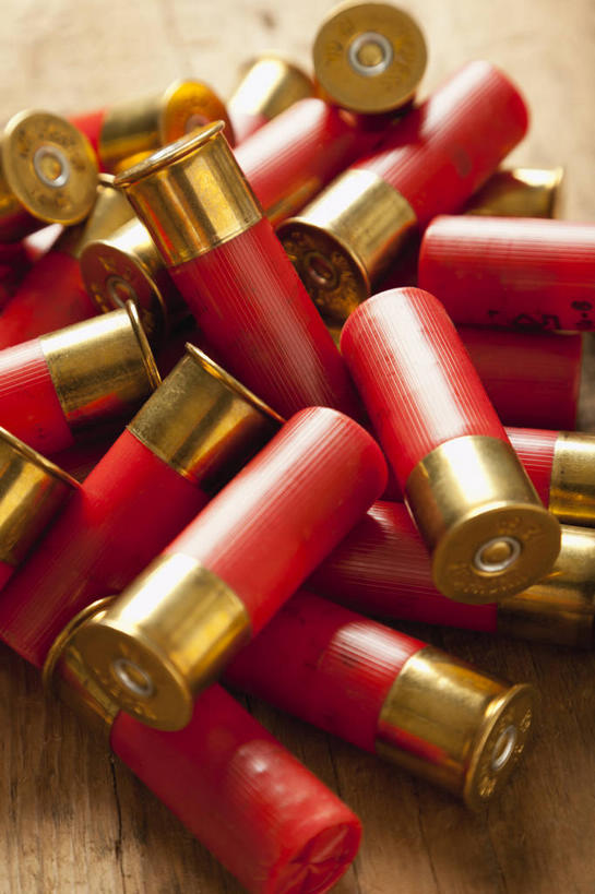 无人,竖图,俯视,室内,特写,白天,桌面,桌子,静物,一堆,许多,堆叠,堆积,木制,很多,红色,木制品,堆,子弹,枪弹,彩图,高角度拍摄