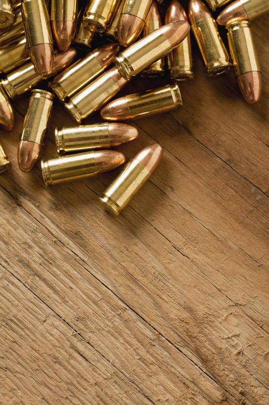 无人,竖图,俯视,室内,特写,白天,桌面,桌子,静物,金属制品,一堆,许多,堆叠,堆积,金属,木制,很多,黄色,木制品,堆,子弹,枪弹,彩图,高角度拍摄