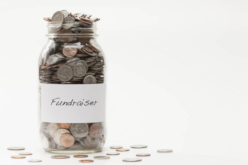 无人,横图,室内,特写,白天,白色背景,正面,钱,桌面,桌子,静物,玻璃,一堆,许多,堆叠,堆积,英文,标志,钱币,文字,字符,字母,很多,标识,玻璃制品,玻璃瓶,瓶子,金融,摄影,影棚,经济,堆,英文字母,溢出,流通,贸易,广口瓶,募捐,捐献,货币,现金,硬币,彩图,影棚拍摄,拍摄