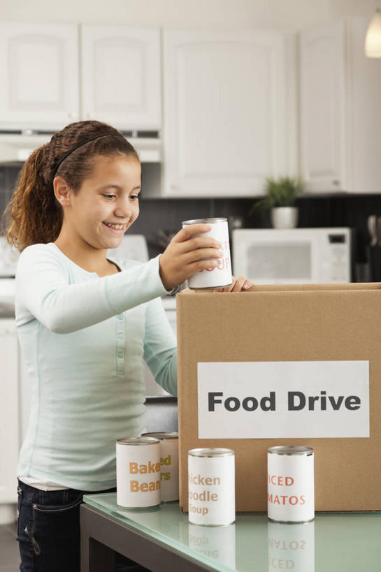 西方人,儿童,一个人,站,笑,微笑,露齿笑,竖图,室内,白天,正面,烹饪,纯洁,植物,厨房,柜子,桌面,桌子,厨具,欧洲,欧洲人,仅一个女性,仅一个人,握,服装,英文,包装,标志,电器,罐头,罐子,盆栽,文字,纸箱,字符,字母,大理石,盆景,拿,拿着,注视,休闲装,标识,小孩,衣服,绿色,自然,容器,箱子,橱柜,观察,看,站着,仅一个小孩,休闲,休闲服,可爱,童年,童趣,握着,服饰,生长,成长,观看,英文字母,微波炉,察看,家电,家用电器,罐头食品,关注,纸板箱,抢救,微波,救援,炊具,童真,烂漫,无邪,烹饪用具,捐赠,包装箱,大理石制品,救助,援助,施舍,拯救,救济,天真,女孩,女人,女性,白种人,孩子,烹调用具,烹调,站立,半身,彩图,灶间,接济,小家电,女生