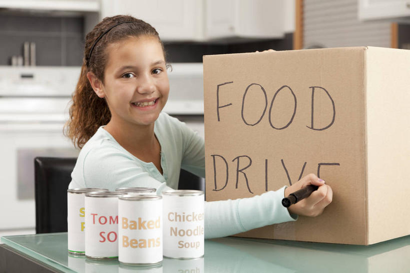 西方人,儿童,一个人,站,笑,微笑,露齿笑,横图,室内,白天,正面,纯洁,厨房,柜子,桌面,桌子,欧洲,欧洲人,仅一个女性,仅一个人,握,服装,英文,包装,笔,标志,罐头,罐子,文字,纸箱,字符,字母,大理石,办公用品,拿,拿着,扭头,注视,休闲装,标识,文具,小孩,衣服,记号笔,容器,学习用品,箱子,橱柜,观察,看,站着,转头,仅一个小孩,休闲,休闲服,可爱,童年,童趣,握着,服饰,观看,英文字母,马克笔,麦克笔,文具用品,察看,书写,罐头食品,四瓶,关注,纸板箱,抢救,救援,童真,烂漫,无邪,捐赠,包装箱,大理石制品,救助,援助,施舍,拯救,救济,誊写,天真,女孩,女人,女性,白种人,孩子,站立,半身,彩图,灶间,接济,女生