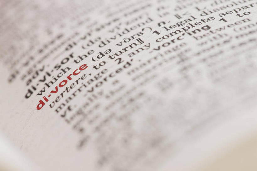 无人,横图,俯视,室内,特写,白天,白色背景,静物,书籍,阴影,沮丧,朦胧,模糊,反射,英文,标志,工具,文字,影子,字符,字母,标识,红色,打开,翻开,摄影,影棚,英文字母,失望,距离,伤心,字典,隔阂,工具书,书,图书,彩图,高角度拍摄,影棚拍摄,拍摄