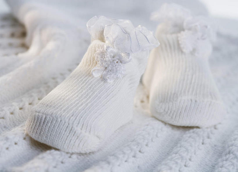 无人,横图,俯视,室内,特写,白天,白色背景,安全,床,静物,鞋子,一双,阴影,朦胧,模糊,反射,影子,白色,婴儿鞋,舒服,摄影,单人床,影棚,婴儿用品,婴儿床,休闲鞋,保护,舒适,彩图,高角度拍摄,影棚拍摄,拍摄