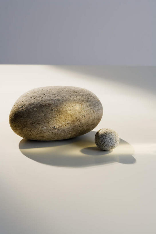 无人,竖图,俯视,室内,特写,白天,石头,静物,两块,阴影,反射,石子,影子,鹅卵石,比较,摄影,影棚,对比,对照,按摩石,比拟,比照,石块,彩图,高角度拍摄,影棚拍摄,拍摄