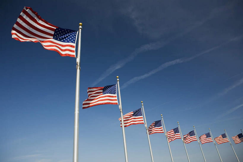 无人,横图,室外,白天,仰视,旅游,度假,标志建筑,地标,建筑,旗帜,国旗,美国,一排,许多,阴影,整齐,飘扬,光线,影子,云,云朵,纪念碑,纪念馆,首都,很多,云彩,娱乐,建设,星条旗,排列,蓝色,白云,蓝天,天空,阳光,天,享受,休闲,旅游胜地,放松,美国国旗,晴朗,飘逸,北美,北美洲,队列,飞扬,美洲,华盛顿特区,华盛顿纪念碑,华盛顿哥伦比亚特区,华府,华盛顿纪念塔,北亚美利加洲,亚美利加洲,旗,晴空,彩图,低角度拍摄,美利坚合众国国旗