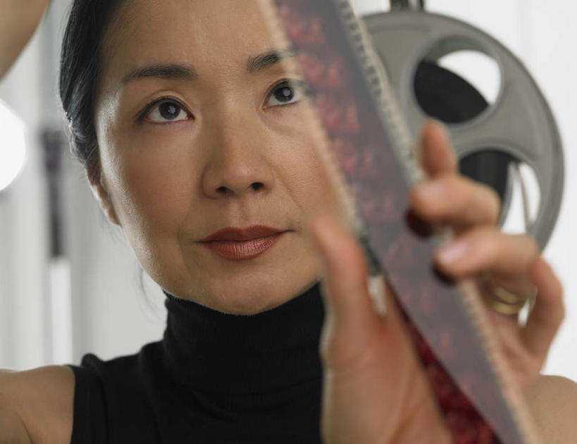 东方人,脸,头,脸颊,手,一个人,横图,照片,室内,特写,白天,正面,机器,亚洲,仅一个女性,仅一个人,握,服装,朦胧,模糊,拿,拿着,注视,黄种人,设备,衣服,观察,看,仅一个中年女性,手部,机械,握着,摄影,服饰,观看,单手,声音,底片,察看,衣着,穿着,关注,影像,胶片,装置,放映机,衣饰,电影放映机,女人,女性,中年女性,亚洲人,头部,脸部,脸蛋,面部,相片,半身,彩图,拍摄,照相,胶卷