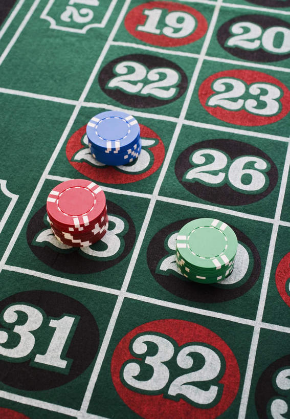 无人,竖图,俯视,室内,特写,白天,游戏,赌博,贪欲,竞争,静物,一排,整齐,并列,并排,标志,数字,文字,字符,玩,娱乐,标识,刺激,排列,休闲,筹码,赌场,摄影,阿拉伯数字,影棚,活动,轮盘,计数,队列,发泄,消遣,智力,赌具,平行,博彩,积累,累积,投机,侥幸,欲望,宣泄,筹马,轮盘赌,记数,玩耍,嬉戏,彩图,高角度拍摄,影棚拍摄,拍摄,胜负,输赢,娱乐场