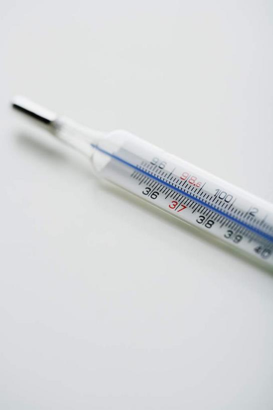 无人,竖图,俯视,室内,特写,白天,白色背景,生活用品,静物,阴影,反射,医学,测量,标志,器材,数字,温度计,文字,影子,字符,刻度,标识,玻璃制品,一个,体温计,摄影,阿拉伯数字,影棚,单个,快速,温度,感冒,医疗,准确,体温,精度,精准,发烧,水银温度计,流感,物理,水银体温计,水银柱,缩口,玻璃体温计,玻璃温度计,医用温度计,彩图,高角度拍摄,影棚拍摄,拍摄