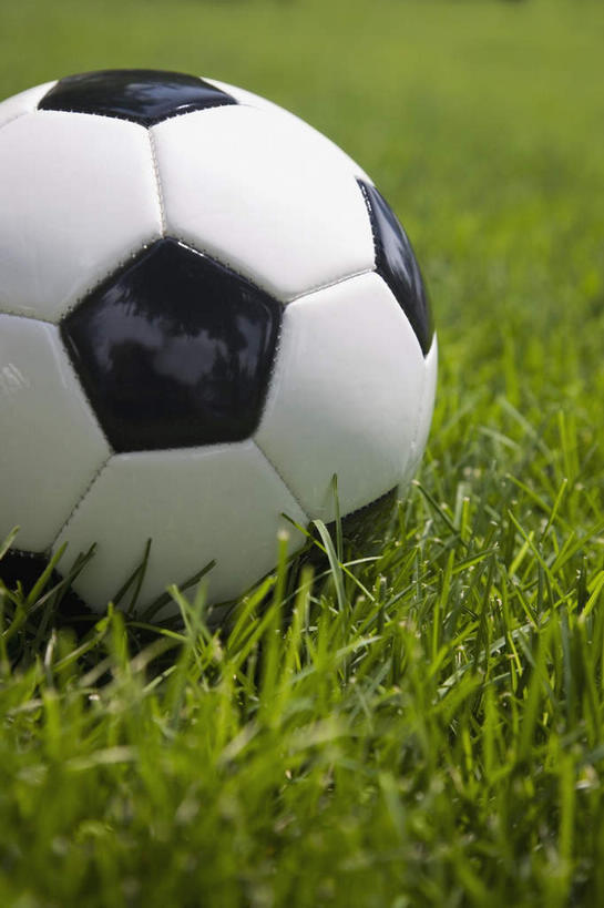 无人,竖图,俯视,室外,特写,白天,足球,草地,草坪,植物,足球装备,运动器械,草,一个,绿色,白色,黑色,健身器械,单个,健身器材,蹴鞠,足球运动,彩图,高角度拍摄,运动器材