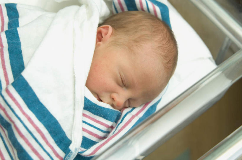 西方人,婴儿,儿童,脸,头,脸颊,一个人,医院,躺,闭眼,睡,横图,俯视,室内,特写,白天,纯洁,机器,床,欧洲,欧洲人,仅一个人,医学,床单,设备,被子,小孩,可爱,单人床,活泼,医疗,医疗设备,被单,宝宝,医疗器械,医疗工具,纯真,烂漫,无邪,医疗机构,检测工具,保育箱,婴儿保育箱,卧着,伶俐,天真,白种人,孩子,头部,脸部,脸蛋,面部,闭眼睛,闭着眼,闭着眼睛,困,困觉,寝息,睡觉,躺着,卧,半身,彩图,高角度拍摄,病院,诊所,培养箱,婴儿培养箱