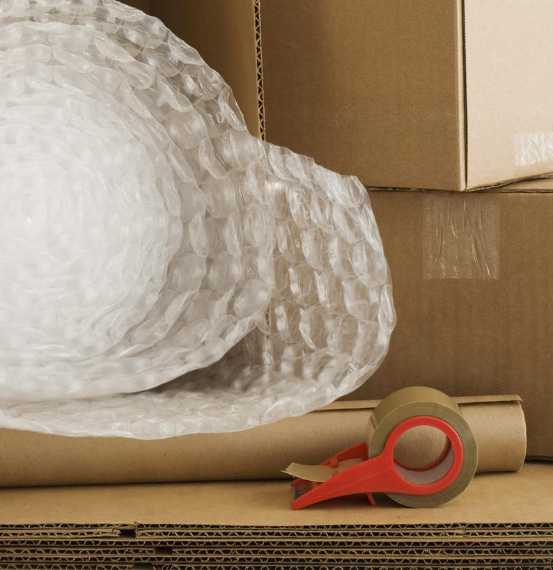 无人,竖图,俯视,室内,特写,白天,静物,阴影,反射,包装,包装纸,影子,纸,纸箱,办公用品,纸张,文具,容器,箱子,摄影,影棚,办公设备,文具用品,包装材料,纸板箱,胶布,透明胶,气泡膜,包装箱,文化工具,封箱器,胶带座,黏胶,粘胶器,泡泡膜,气垫薄膜,气垫膜,气泡薄膜,气泡布,气泡纸,气珠膜,彩图,高角度拍摄,影棚拍摄,拍摄