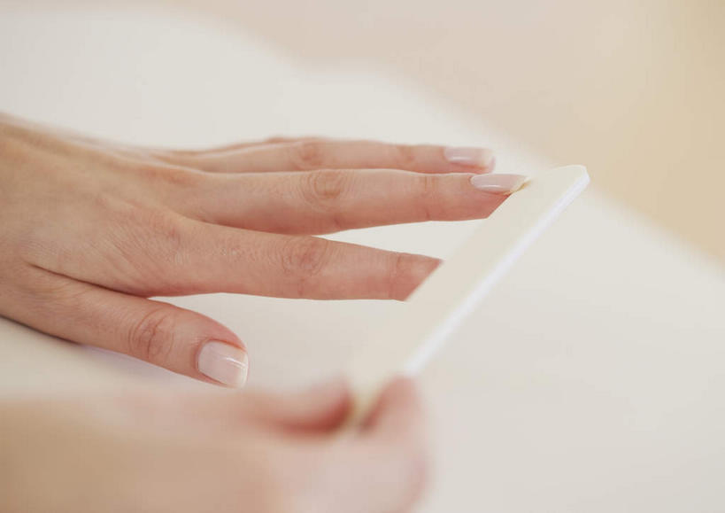 西方人,手,一个人,横图,俯视,室内,特写,白天,金属制品,欧洲,欧洲人,双手,仅一个年轻女性,仅一个女性,仅一个人,握,阴影,朦胧,模糊,反射,金属,工具,影子,手部,美甲,握着,锉刀,指甲锉,锉子,美甲工具,年轻女性,女人,女性,白种人,半身,彩图,高角度拍摄