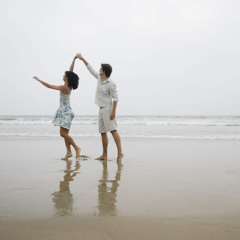 西方人,两个人,举,握手,方图,室外,白天,侧面,裙子,爱情,旅游,度假,海浪,海洋,美景,沙滩,欧洲,欧洲人,阴影,连衣裙,服装,光线,沙子,影子,海岸,景观,浪花,水平线,辽阔,海平线,沙地,浪漫,注视,休闲装,旋转,娱乐,衣服,蓝色,蓝天,天空,阳光,自然,海水,天,观察,看,托,享受,休闲,广阔,温暖,温馨,休闲服,景色,恩爱,放松,恋人,服饰,晴朗,观看,一望无际,和睦,察看,关注,自然风光,海景,万里无云,无边无际,一马平川,男人,男性,年轻男性,年轻女性,女人,女性,白种人,情侣,大海,风浪,海,海水的波动,海滩,近岸浪,涌浪,晴空,晴空万里,搀手,举起,举手,举着,拉手,手拉手,手握手,向上举,向上伸,向上托,彩图,全身,伴侣,融洽,水天相接,水天一线