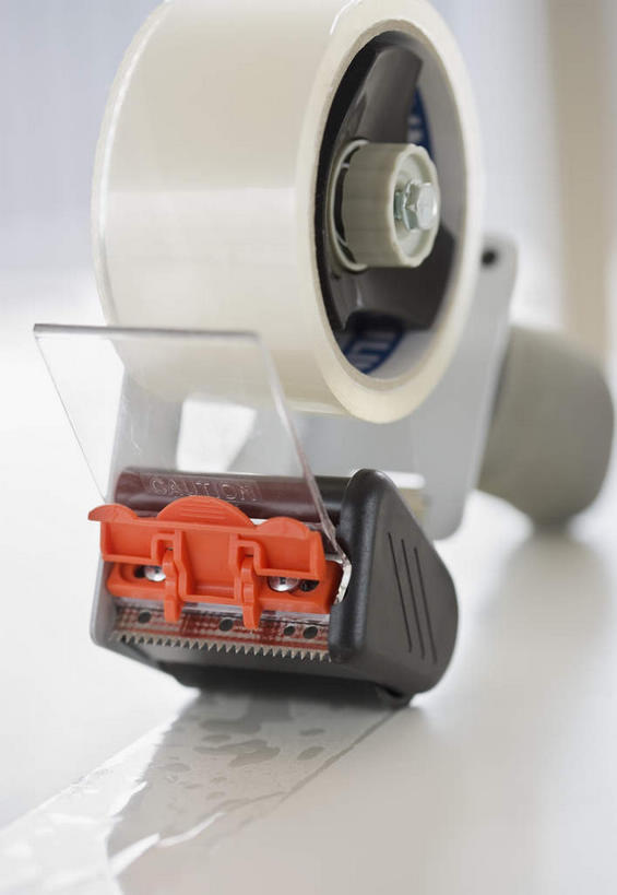 无人,竖图,俯视,室内,特写,白天,静物,阴影,朦胧,模糊,反射,影子,办公用品,文具,办公设备,文具用品,胶布,透明胶,文化工具,封箱器,胶带座,黏胶,粘胶器,彩图,高角度拍摄