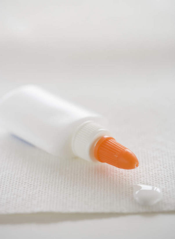 无人,竖图,俯视,室内,特写,白天,阴影,朦胧,模糊,反射,影子,手工,瓶子,塑料制品,塑料瓶,胶水,粘合剂,手工艺,胶黏剂,胶粘剂,黏合剂,美术工艺,彩图,高角度拍摄