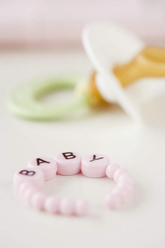 无人,竖图,室内,特写,白天,正面,游戏,静物,玩具,阴影,朦胧,模糊,反射,英文,标志,文字,影子,字符,字母,玩,娱乐,标识,一个,休闲,益智,单个,奶嘴,婴儿用品,安抚,活动,英文字母,抚慰,发泄,消遣,智力,安抚奶嘴,宣泄,玩耍,嬉戏,彩图