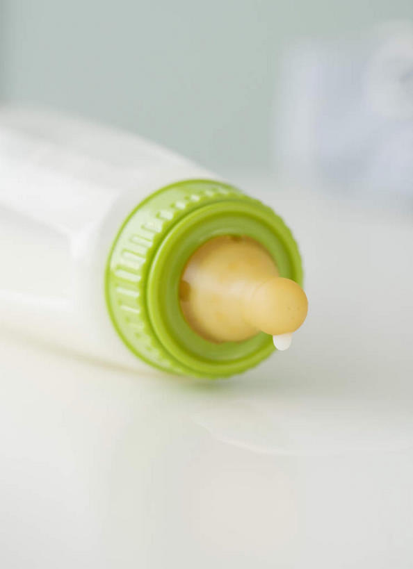 牛奶,无人,竖图,俯视,室内,特写,白天,阴影,朦胧,模糊,反射,奶瓶,影子,饮品,营养,饮料,瓶子,容器,奶嘴,婴儿用品,储藏,乳制品,奶,牛乳,储存,安神,彩图,高角度拍摄,贮存