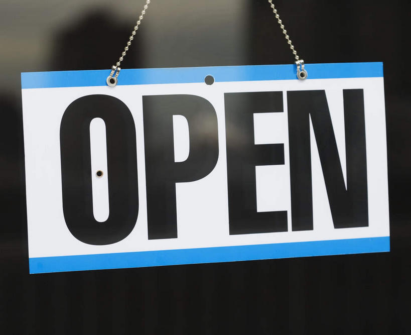 无人,商店,横图,室内,特写,白天,正面,购物,消费,超市,商场,静物,吊挂,悬挂,英文,标志,告示牌,文字,字符,字母,挂,标识,一个,金融,百货,单个,英文字母,选购,贸易,百货公司,血拼,彩图,购物商场,购物中心,商业中心