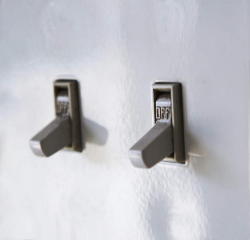 无人,横图,室内,特写,白天,正面,零件,电路,静物,关闭,阴影,反射,影子,墙,开关,墙壁,墙面,两个,按钮,打开,开启,闭合,彩图