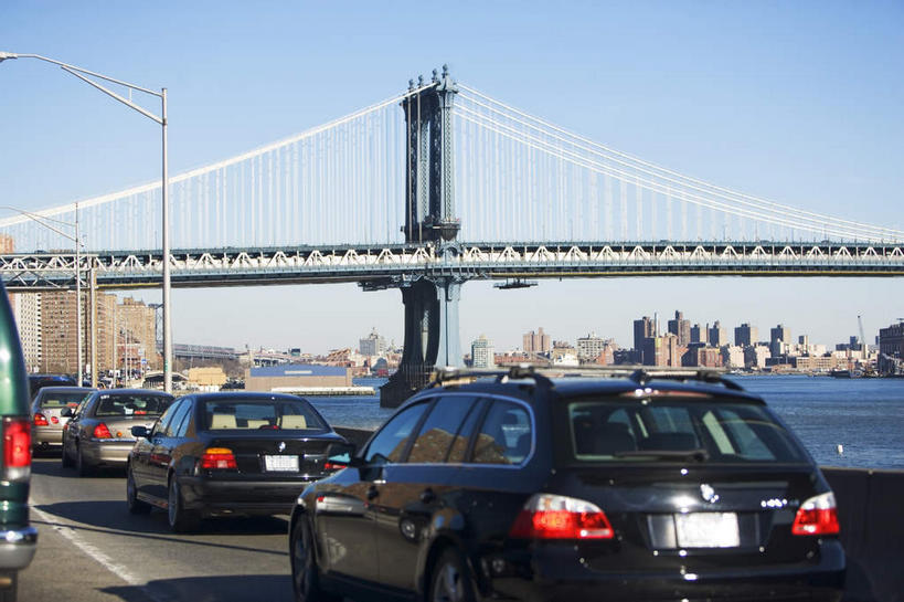 无人,横图,室外,白天,正面,度假,美景,城市风光,城市,大桥,道路,立交桥,路,路灯,桥梁,公路,汽车,照明,一排,许多,阴影,整齐,并列,并排,光线,影子,景观,高架,斜拉桥,桥,灯光,分界线,停车线,交通,很多,娱乐,车,灯,排列,蓝色,蓝天,天空,阳光,交通工具,轿车,天,享受,休闲,景色,放松,晴朗,车行道,车行道分界线,照亮,照明设备,堵塞,队列,载具,标线,平行,车行线,万里无云,梗塞,拥塞,晴空,晴空万里,马路,彩图