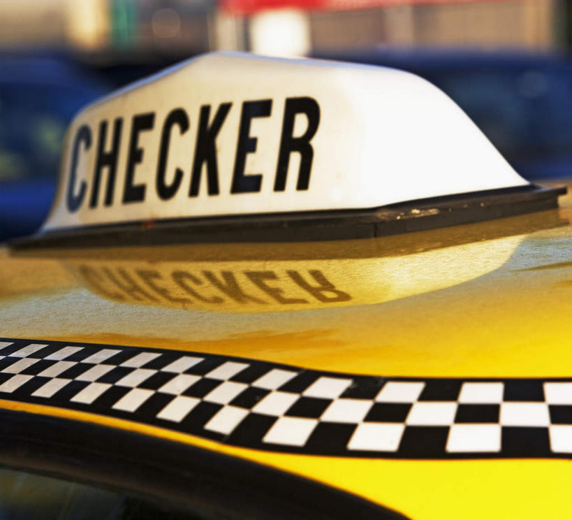 无人,横图,室外,特写,白天,正面,出租车,汽车,一辆,阴影,朦胧,模糊,光线,英文,标志,文字,影子,字符,字母,标识,车,黄色,阳光,交通工具,轿车,英文字母,载具,的士,计程车,彩图