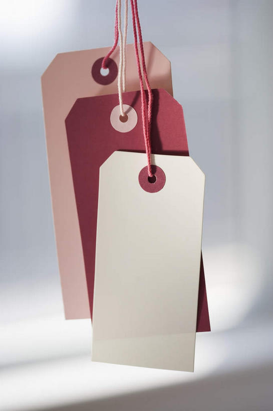无人,竖图,室内,特写,白天,白色背景,正面,静物,一排,阴影,整齐,反射,标签,影子,纸,排列,三个,红色,白色,绳子,摄影,影棚,单手,绳索,队列,彩图,影棚拍摄,拍摄