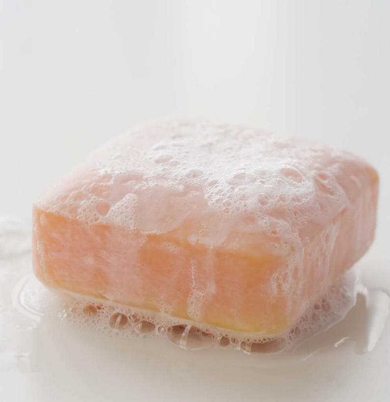 无人,竖图,俯视,室内,特写,白天,白色背景,化妆,美容,静物,一块,护肤,化妆品,肥皂,香皂,日用品,洗浴用品,清洁,保养,享受,休闲,放松,保健,摄影,影棚,护肤品,化妆用品,护肤用品,舒缓,养颜,去污,紧肤,嫩肤,洗涤,彩图,高角度拍摄,影棚拍摄,拍摄