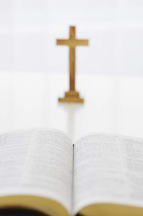 无人,竖图,俯视,室内,特写,白天,白色背景,静物,书籍,节日,朦胧,模糊,十字架,文化,祈祷,健康,许愿,摄影,宗教,信仰,影棚,纪念,祈求,基督教,天主教,经书,经籍,平安,书,图书,彩图,高角度拍摄,影棚拍摄,拍摄