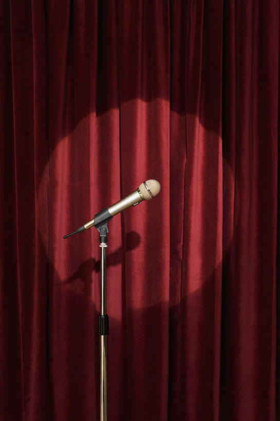 无人,舞台,竖图,室内,白天,正面,电影院,静物,照明,阴影,光线,影子,支架,灯光,架子,灯,红色,话筒,灯具,帷幕,聚光灯,支撑,照亮,麦克风,照明设备,扩音器,帷幔,话筒架,幕布,幕帘,传声器,微音器,帷幔布,彩图,麦克风架