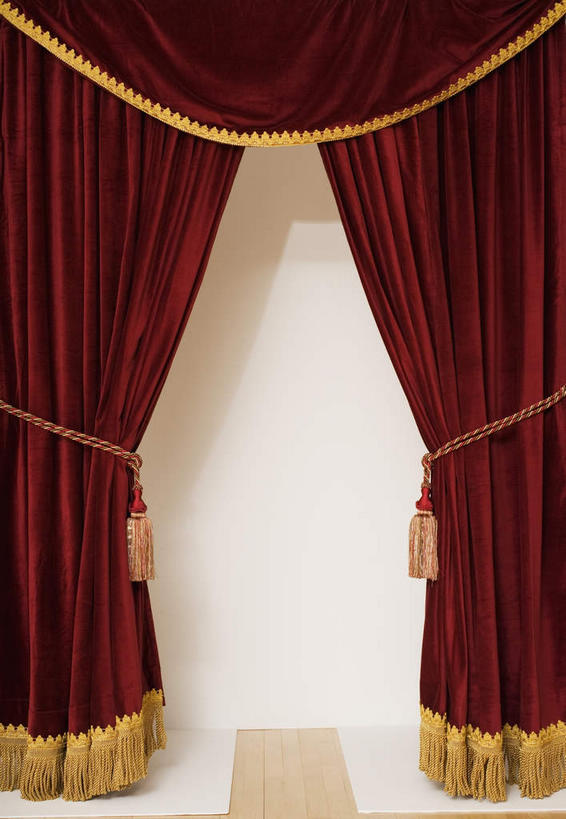 无人,舞台,竖图,室内,白天,正面,电影院,静物,照明,阴影,光线,影子,墙,灯光,墙壁,墙面,灯,红色,白色,灯具,打开,帷幕,聚光灯,照亮,开启,照明设备,帷幔,幕布,幕帘,帷幔布,彩图