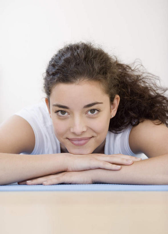 西方人,一个人,笑,微笑,竖图,室内,白天,正面,欧洲,欧洲人,仅一个年轻女性,仅一个女性,仅一个人,服装,毯子,注视,休闲装,衣服,白色,瑜伽垫,垫子,观察,看,趴着,休闲,休闲服,服饰,观看,察看,关注,瑜伽毯,年轻女性,女人,女性,白种人,趴,半身,彩图