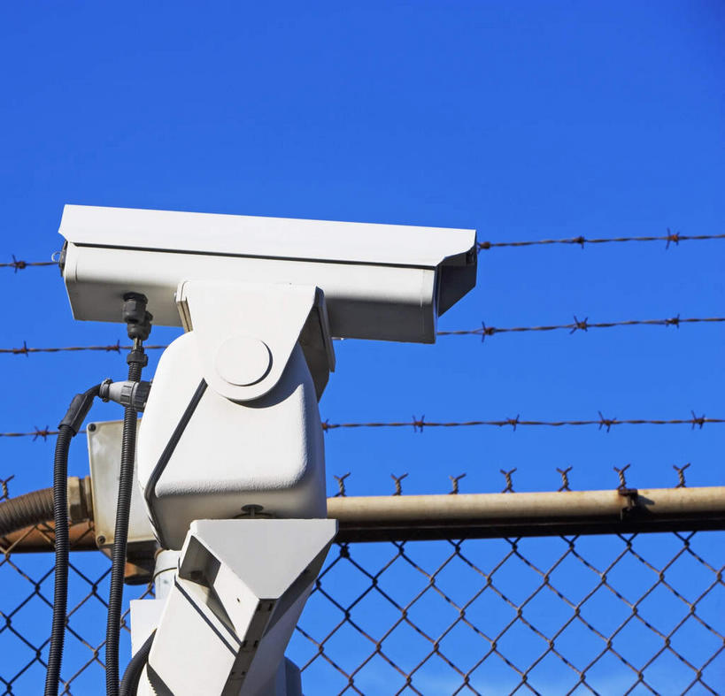 无人,横图,室外,特写,白天,仰视,显示器,阴影,光线,屏幕,影子,铁丝网,显示屏,一个,蓝色,蓝天,天空,阳光,天,观察,晴朗,单个,察看,调查,监视器,监控,输出设备,考察,监控设备,万里无云,观测,视察,监控设置,监控装备,铁蒺藜,晴空,晴空万里,彩图,低角度拍摄