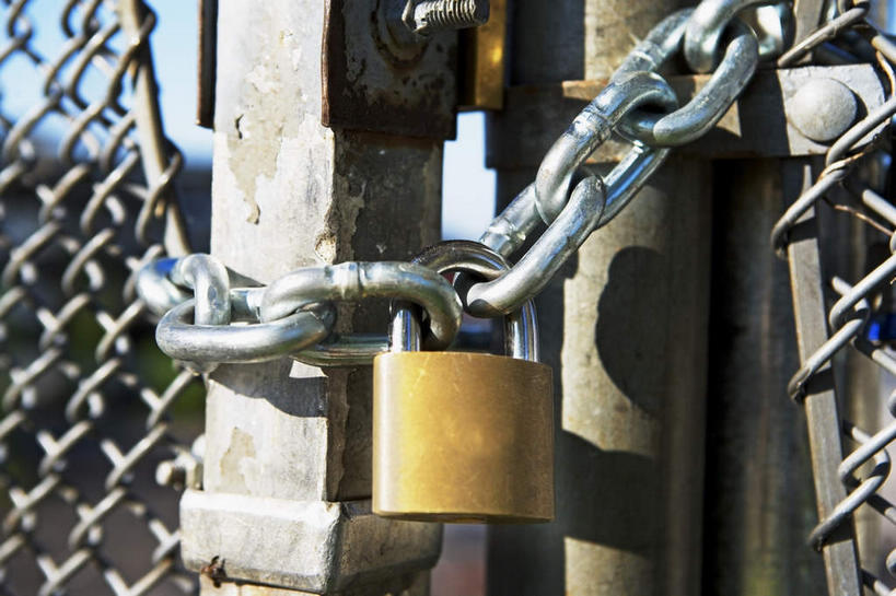 无人,横图,室外,特写,白天,正面,安全,门,静物,朦胧,模糊,防护,铁丝网,锁,门框,保护,锁链,保险,私密,保全,周全,安稳,安定,防盗,铁蒺藜,平安,彩图