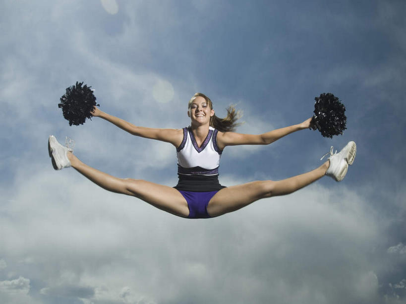 西方人,一个人,跳,伸展双臂,笑,微笑,露齿笑,横图,室外,白天,仰视,裙子,欧洲,欧洲人,仅一个年轻女性,仅一个女性,仅一个人,连衣裙,光线,影子,云,云朵,半空,云彩,注视,蓝色,白云,蓝天,天空,阳光,天,观察,看,晴朗,观看,张开双腿,察看,关注,拉拉花,拉拉球,啦啦花,啦啦球,展开双腿,年轻女性,女人,女性,白种人,晴空,敞开双臂,伸开双臂,跳跃,展开双肩,张开手臂,张开双臂,彩图,低角度拍摄,全身,伸展双腿