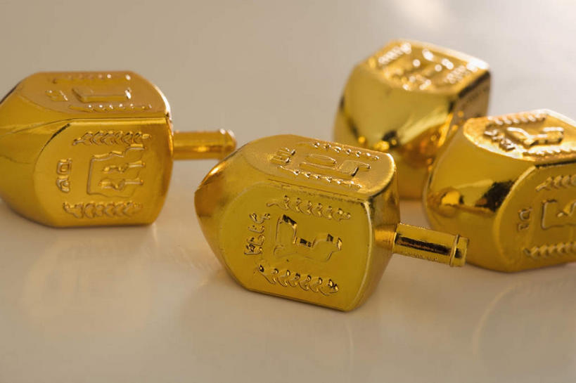 无人,横图,俯视,室内,特写,白天,爱情,奢侈,游戏,静物,珠宝,节日,庆祝,金属,玩,文化,娱乐,黄金,陀螺,祈祷,四个,庆典,休闲,健康,益智,许愿,摄影,宗教,信仰,影棚,活动,纪念,昂贵,祈求,贵重,发泄,消遣,智力,坚定,信念,犹太教,光明节,宣泄,陀罗,干乐,冰尜,打老牛,独乐,贵金属,约定,宝贵,挑筋教,平安,玩耍,嬉戏,彩图,高角度拍摄,影棚拍摄,拍摄,金子